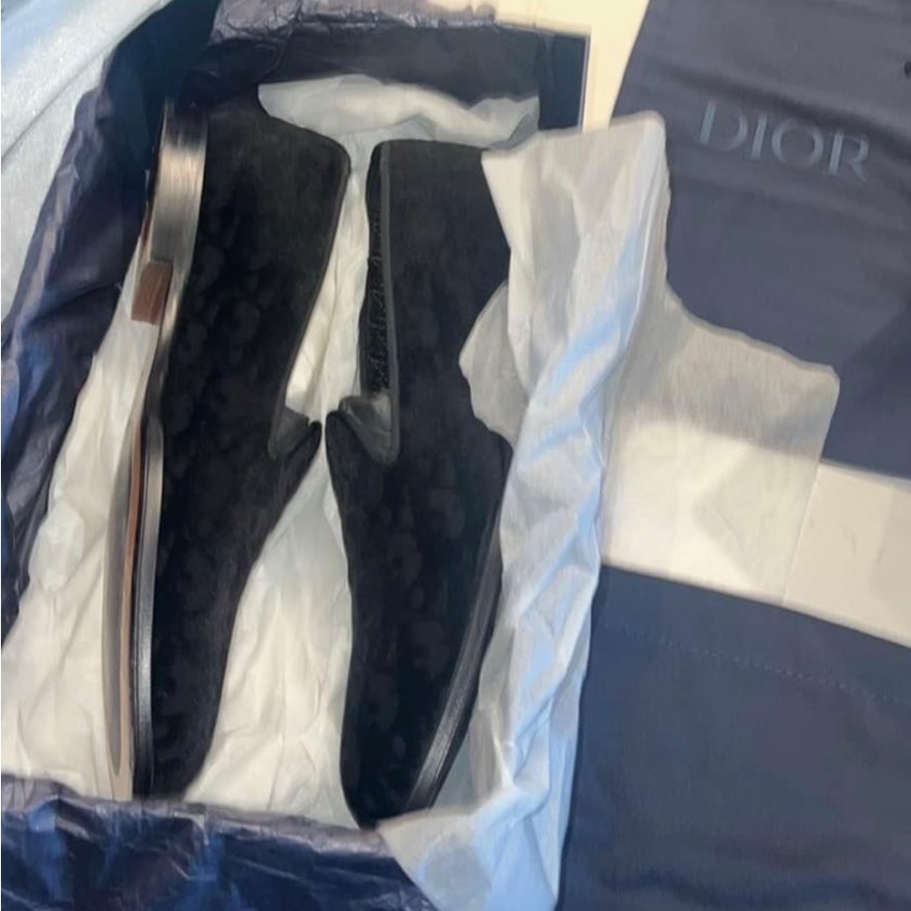 Dior Timeless Loafer

Black Dior Oblique Velvet
Reference: 3LO121ZKA_H969